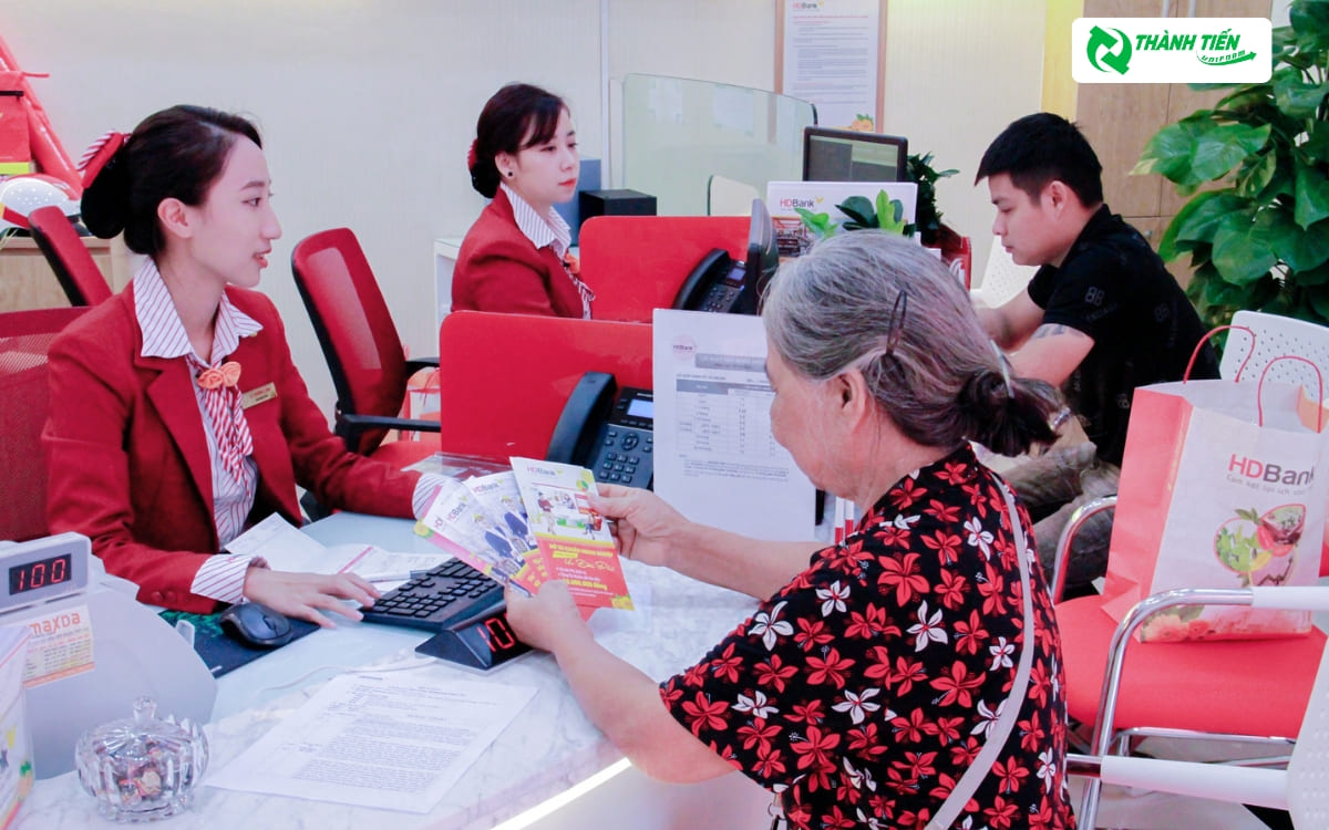 Đồng phục nhân viên nữ được phối cùng nơ đỏ 