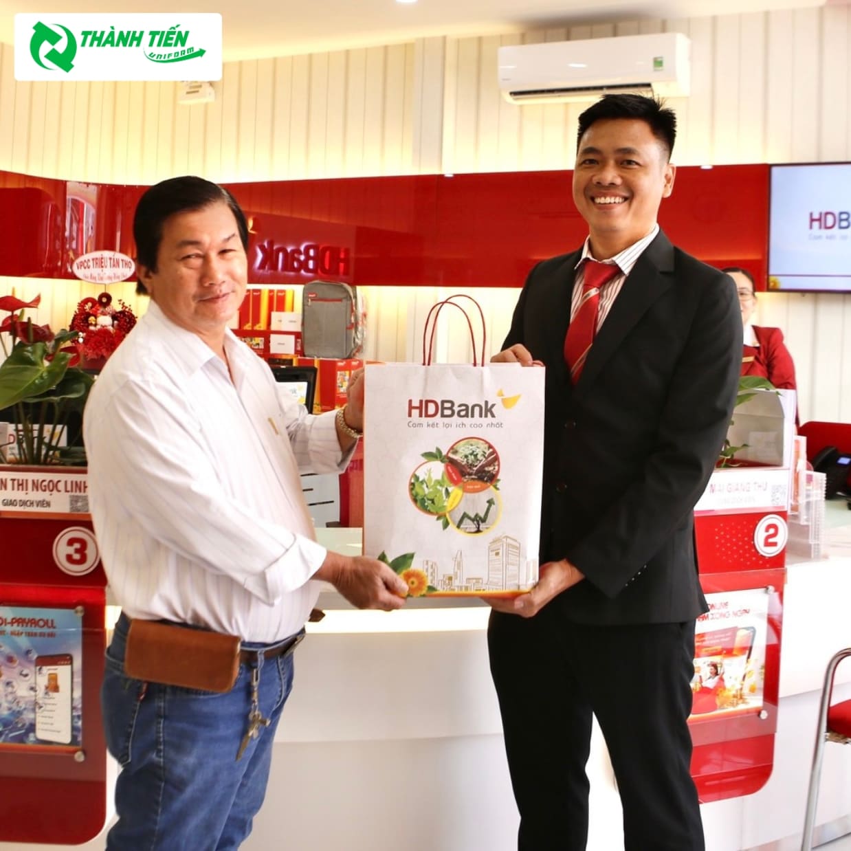 Áo vest phối với cà vạt đỏ của nhân viên giao dịch nam 