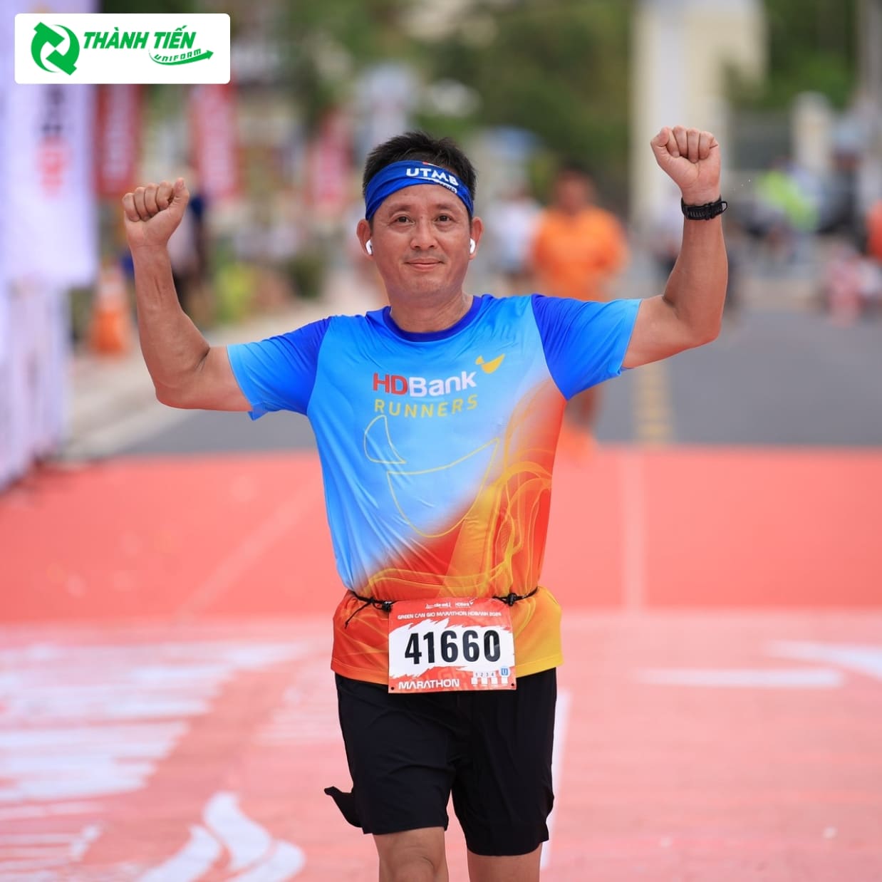 Logo ngân hàng được in nổi bật trên áo 