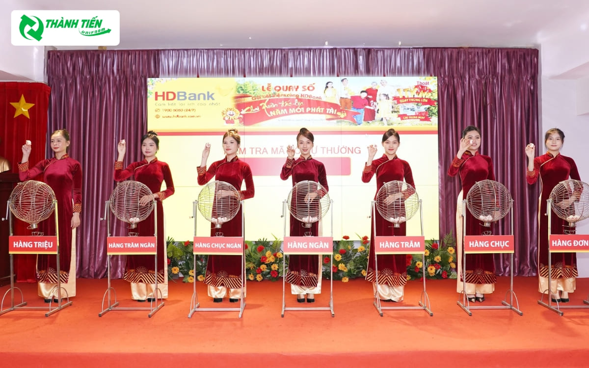 Áo dài với chất liệu vải nhung tạo sự sang trọng 