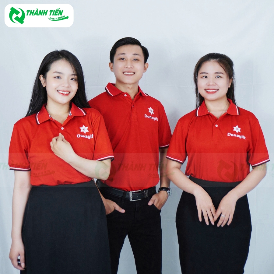 Nhân viên mặc đồng phục theo quy định công ty
