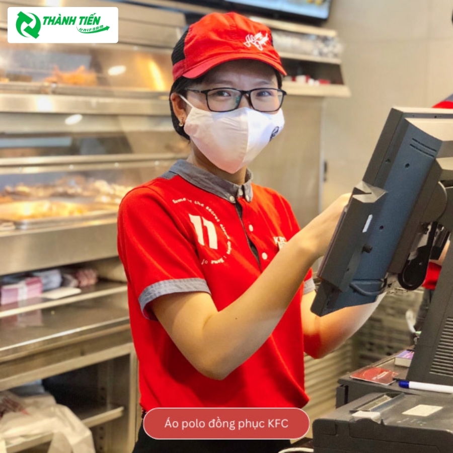 Đồng phục của nhân viên KFC mang nhiều ý nghĩa thông qua từng chi tiết logo và thiết kế của nó.