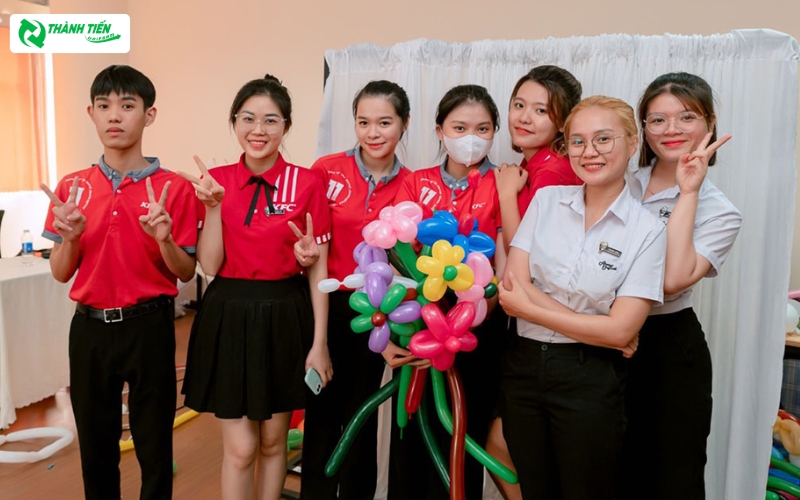Ý Nghĩa Của Sắc Đỏ Chủ Đạo Trên Đồng Phục Nhân Viên KFC
