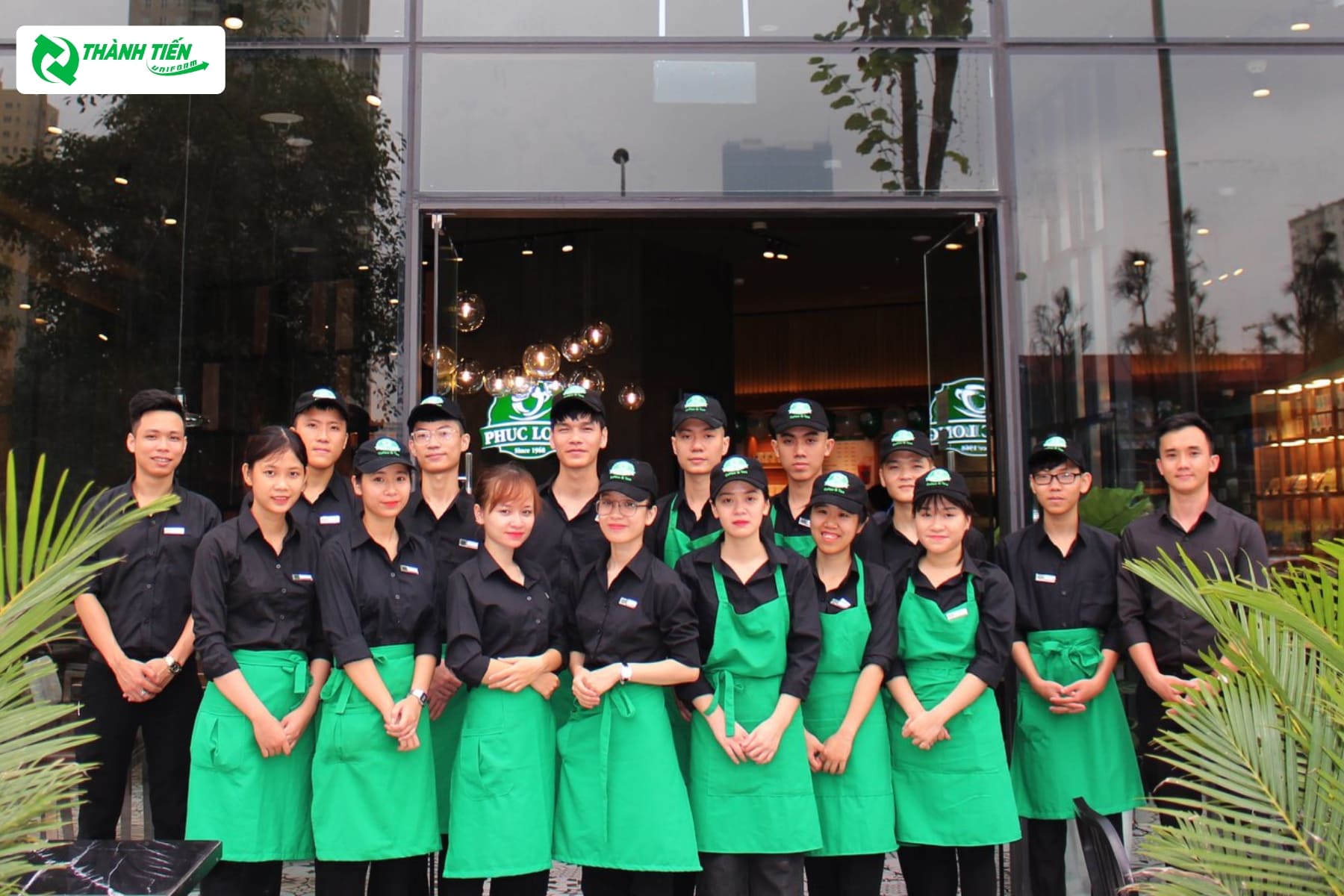 Đội ngũ nhân viên luôn chỉnh tề trong bộ đồng phục doanh nghiệp