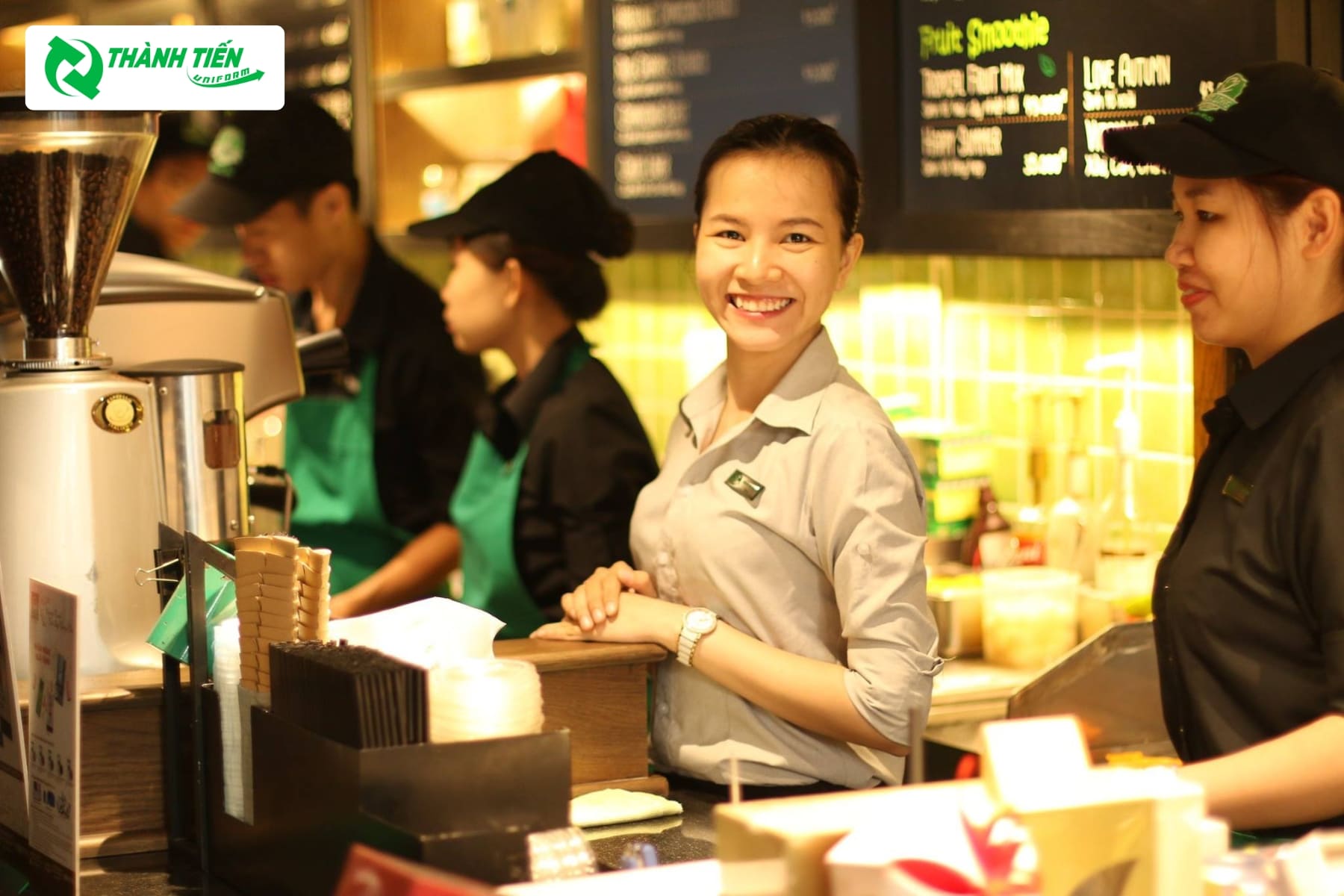 Áo sơ mi là mẫu đồng phục cho quản lí tại cửa hàng Phúc Long