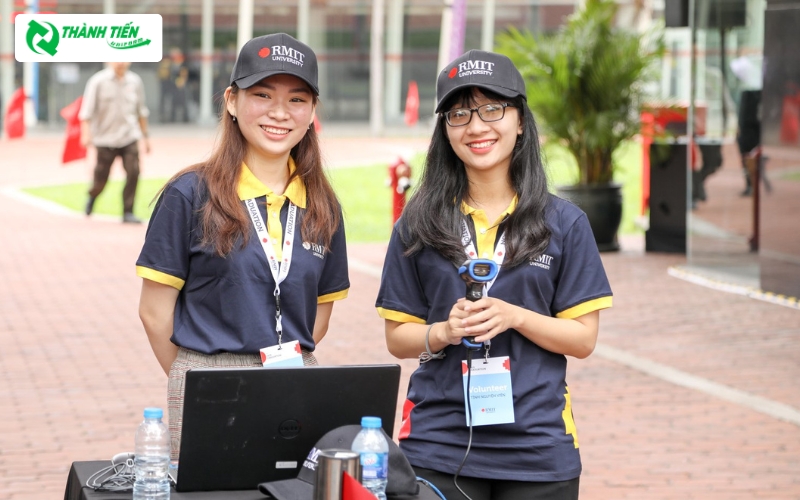 Mũ lưỡi trai đồng phục của Đại học RMIT sở hữu thiết kế năng động với gam màu đen chủ đạo