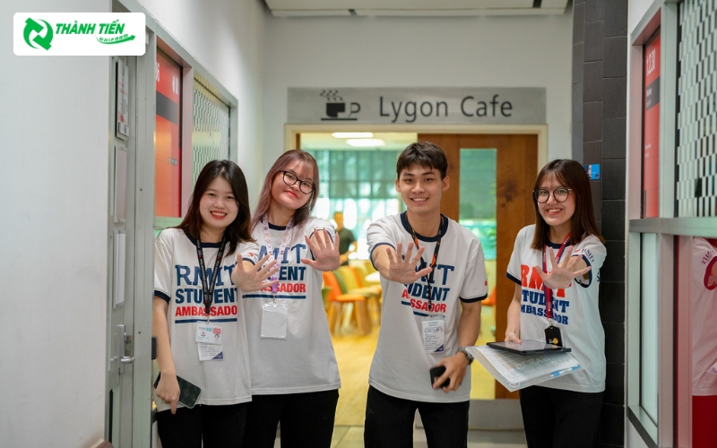 Đồng phục áo thun cổ tròn của RMIT với màu sắc trắng chủ đạo