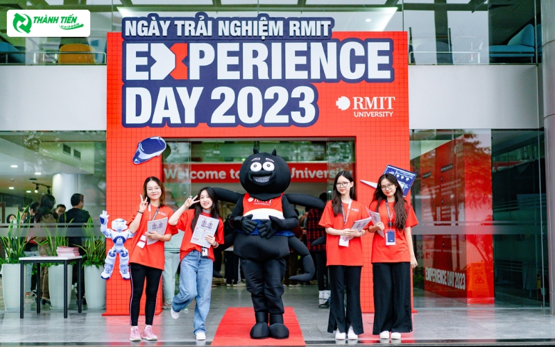 Áo sự kiện của sinh viên RMIT có thiết kế trẻ trung và đầy năng động.