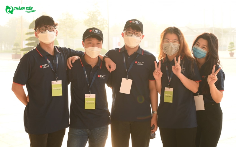Màu sắc đồng phục RMIT chủ yếu là những gam màu tối như đen và xám chì.