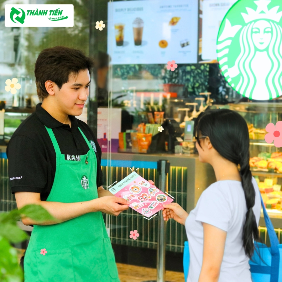 Kiểu áo polo là mẫu đồng phục cho nhân viên phục vụ tại cửa hàng Starbucks 