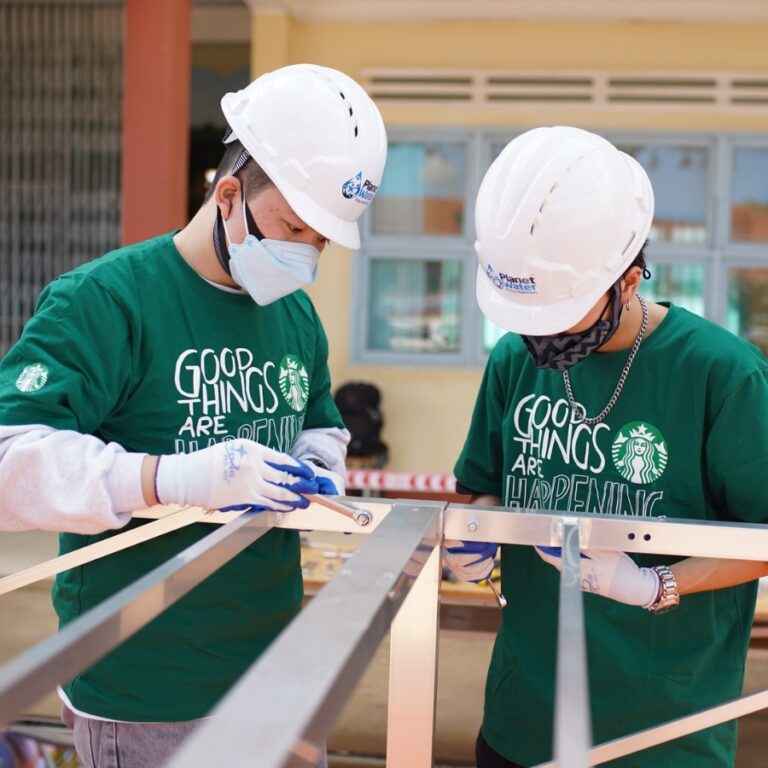 Với thiết kế cổ tròn năng động 