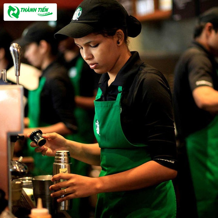 Mũ đồng phục giúp nhân viên gọn gàng trong ca làm 