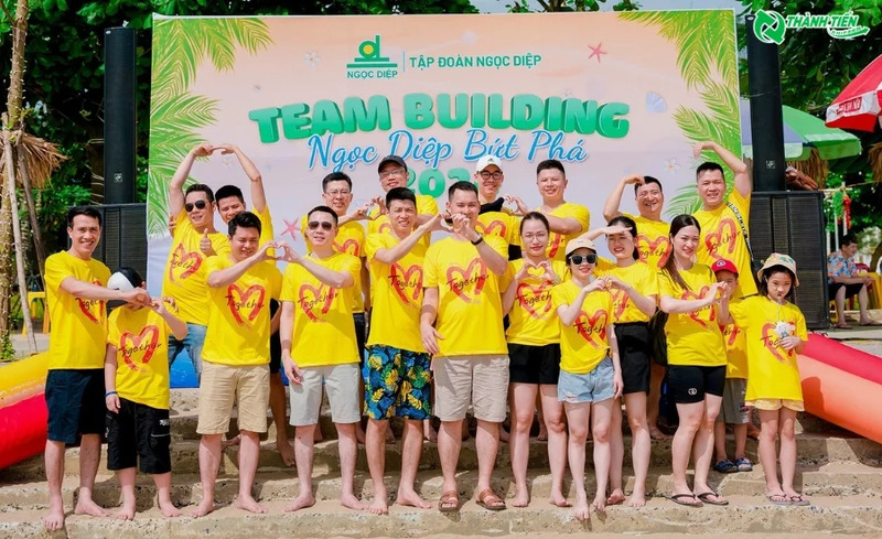 Áo team đi chơi màu vàng tươi
