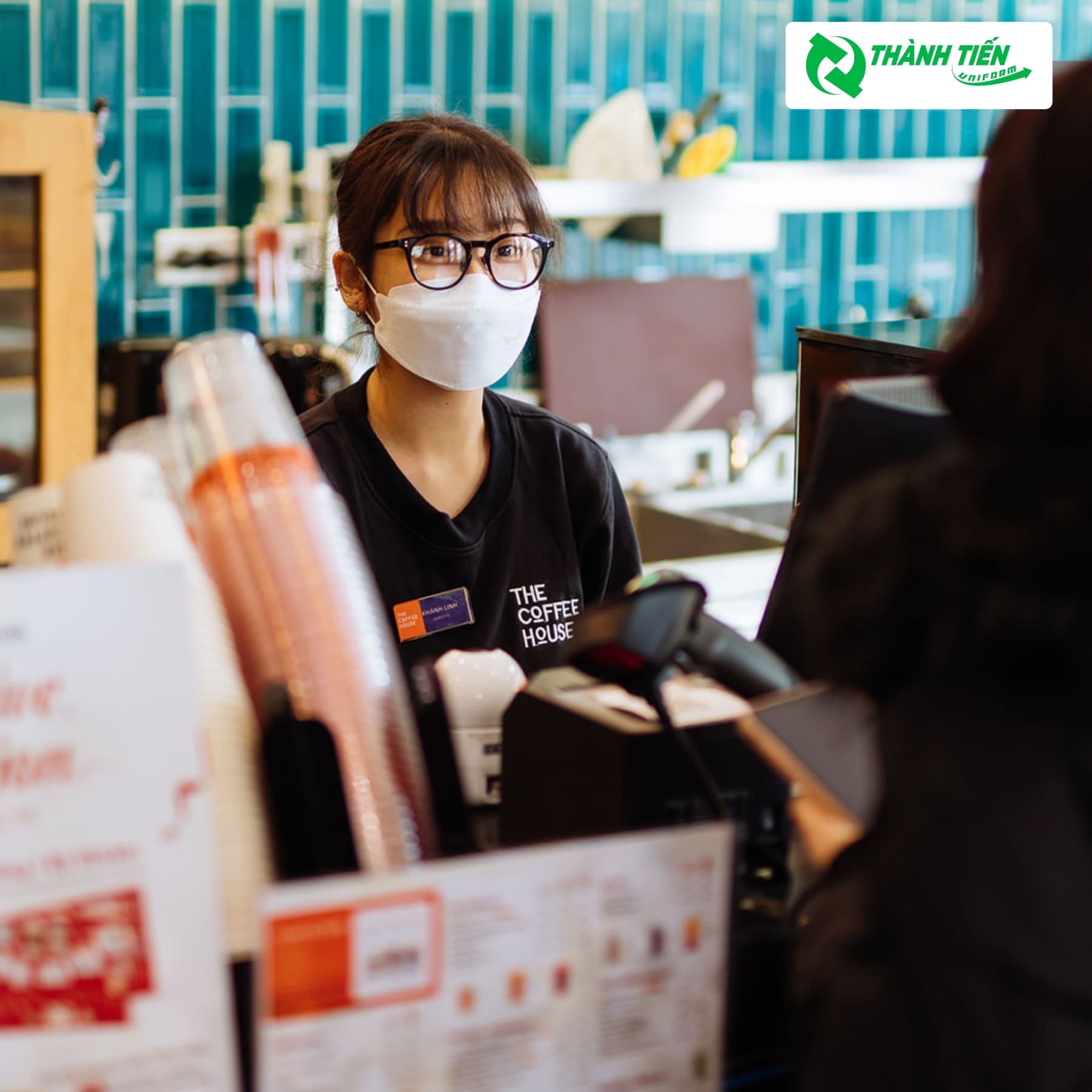 Mẫu áo thun cổ tròn mang phong cách trẻ trung và năng động.