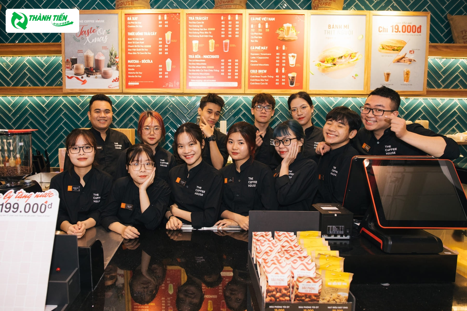 Thiết kế đồng phục cho nhân viên của The Coffee House mang phong cách trẻ trung.