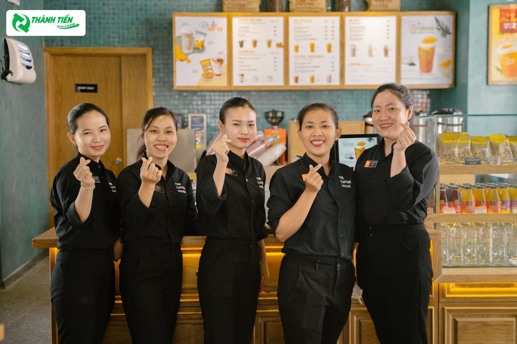 Đồng phục áo sơ mi cổ tàu của The Coffee House mang đến vẻ ngoài trang nhã và lịch sự