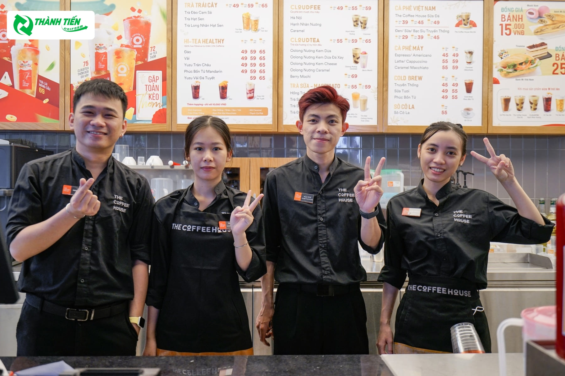Đen là những màu sắc chủ đạo trong bộ đồng phục của The Coffee House.
