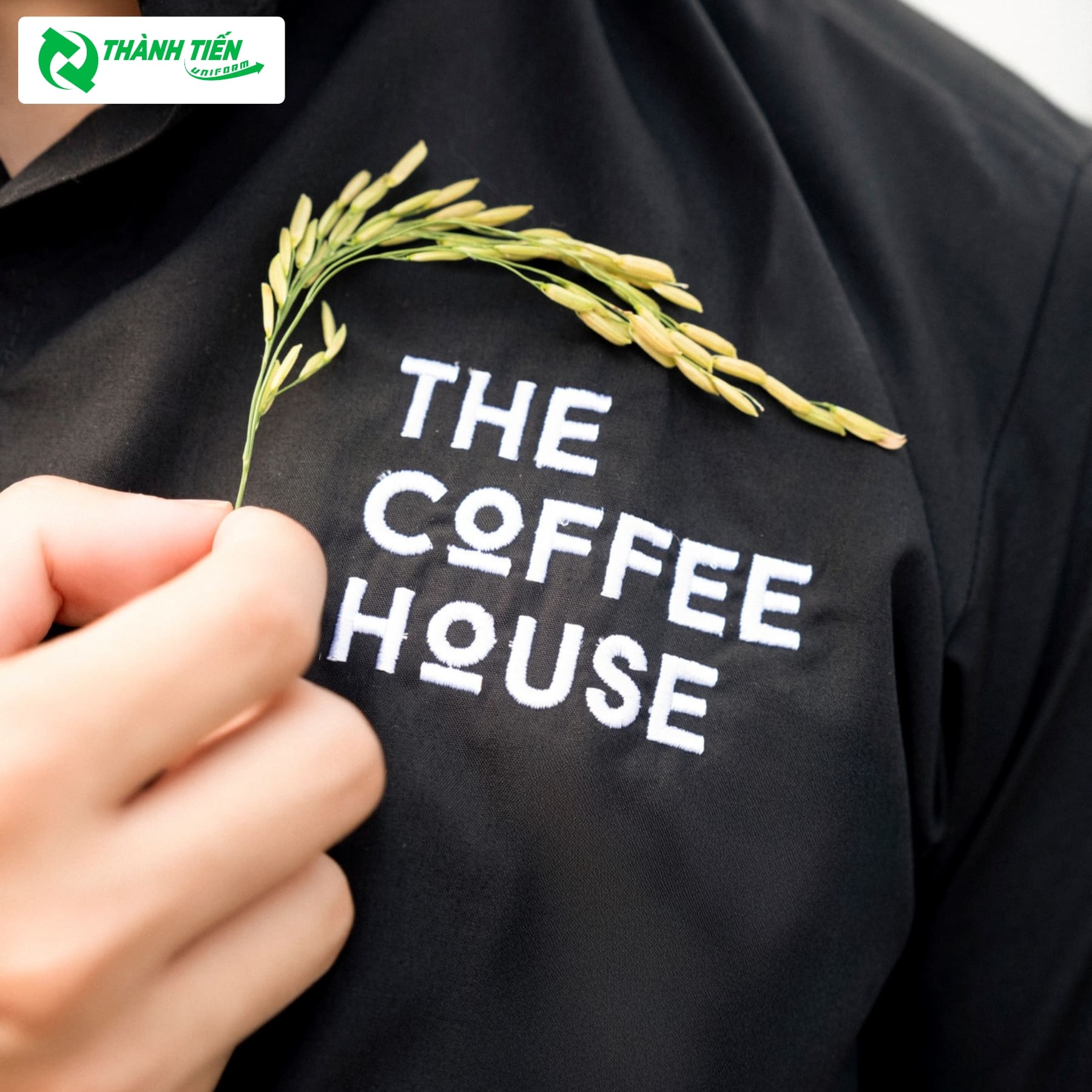 Logo được thêu tỉ mỉ tạo nên sự đẳng cấp thương hiệu