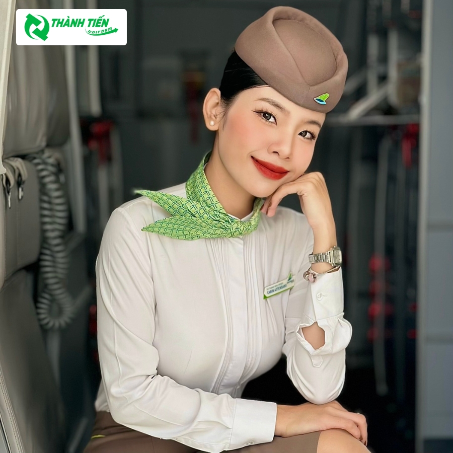 Khăn quàng màu xanh lá là điểm nhấn cho bộ đồng phục