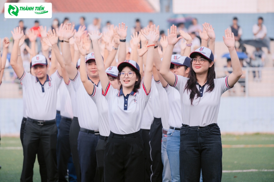 Áo thun polo là đồng phục thường ngày của sinh viên HUB