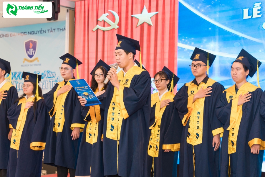 Áo cử nhân đồng phục tốt nghiệp trường ĐH NTT