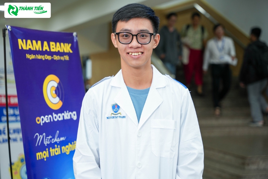 Áo Blouse tạo điểm nhấn ấn tượng khi in logo nổi bật lên áo