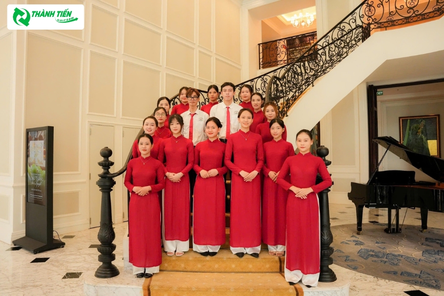 Áo dài đồng phục của trường với màu đỏ nổi bật