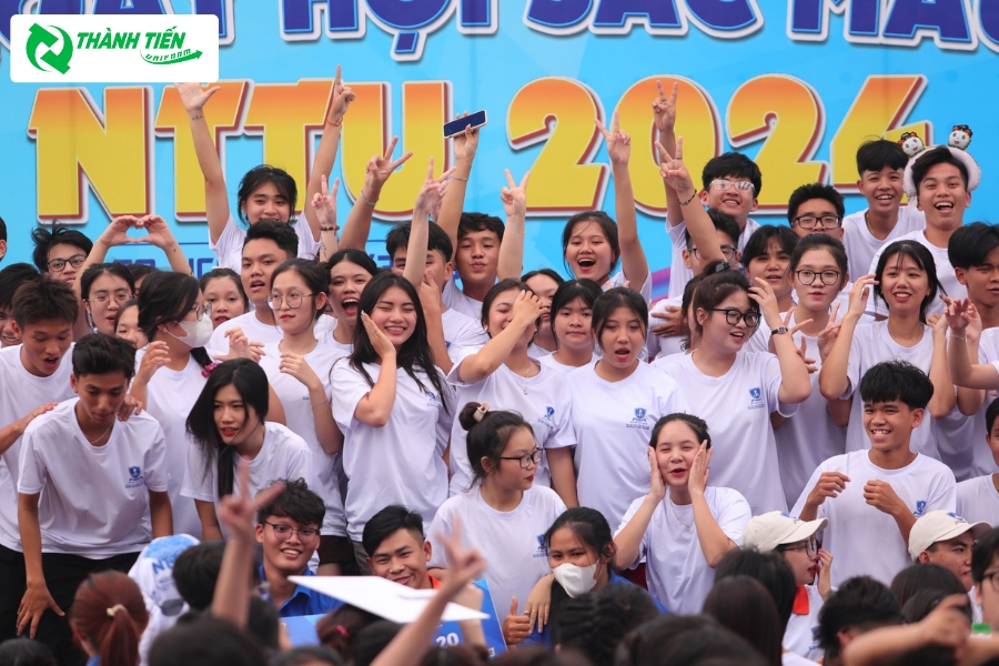 Đồng phục áo thun cổ tròn năng động cho sinh viên