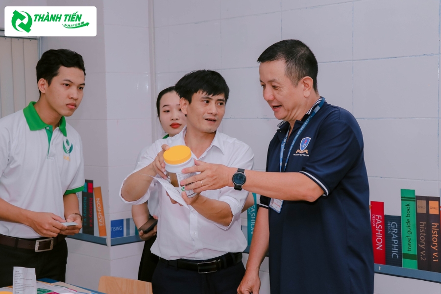 Đồng phục giảng viên NTTU với tông màu xanh đen thanh lịch