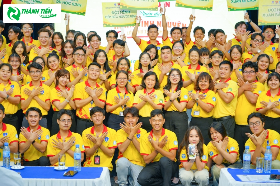 Áo đồng phục lớp NTTU với tông màu vàng nổi bật