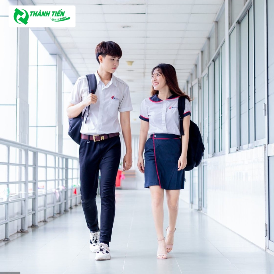 Đồng phục dành cho nữ sinh của IUH được thiết kế với phong cách thanh lịch và trẻ trung