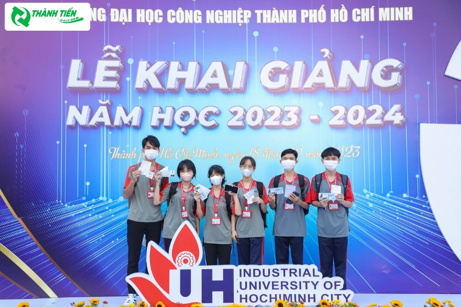 Áo đồng phục thể dục của Đại học Công nghiệp TP.HCM (IUH) được thiết kế với tông màu xám chủ đạo