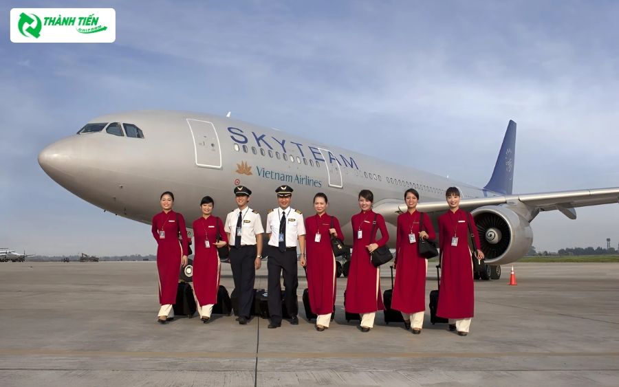 Thiết kế áo dài mới của Vietnam Airlines mang tone màu đỏ nổi bật và thu hút sự chú ý.
