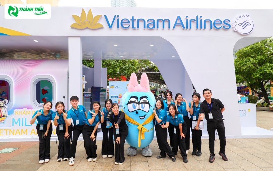 Áo thun của nhân viên Vietnam Airlines được thiết kế với màu xanh đặc trưng và logo nổi bật.