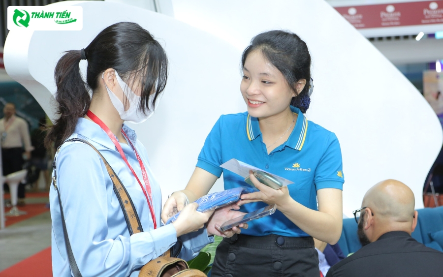 Logo Vietnam Airlines được in trang trọng bên ngực trái