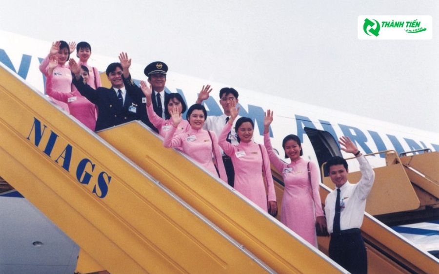 Tà áo dài màu hồng của Vietnam Airlines để lại ấn tượng mạnh mẽ trong lòng khách hàng.