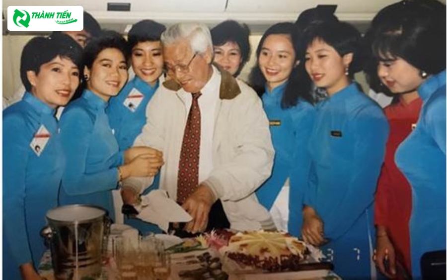 Mẫu áo dài của Vietnam Airlines có màu xanh thiên thanh thanh lịch và trang nhã.