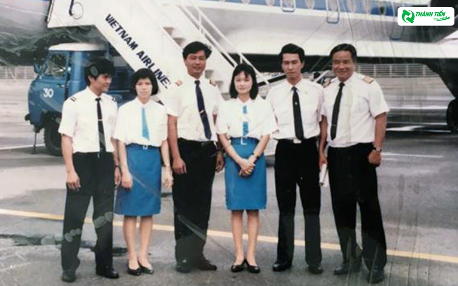 Đồng phục tiếp viên Vietnam Airlines bao gồm áo sơ mi trắng kết hợp với chân váy màu xanh