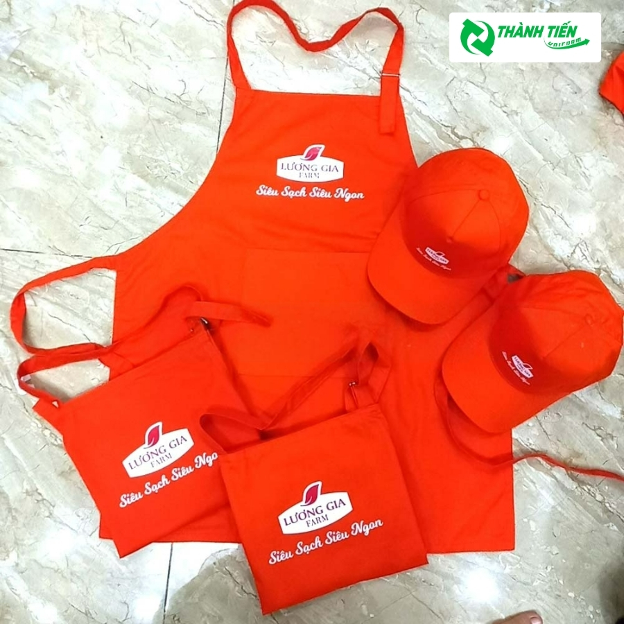Tạp dề màu cam giúp nổi bật 