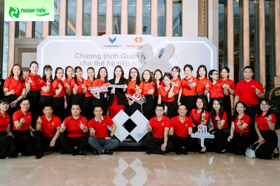 Mẫu áo đồng phục màu đỏ giúp tổ chức nổi bật trong sự kiện