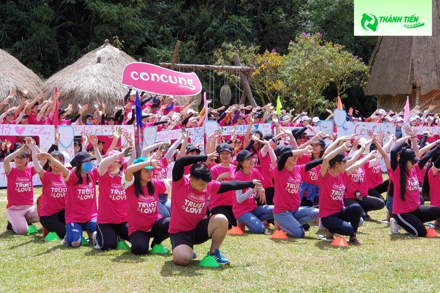 Mẫu áo đồng phục team building công ty màu hồng