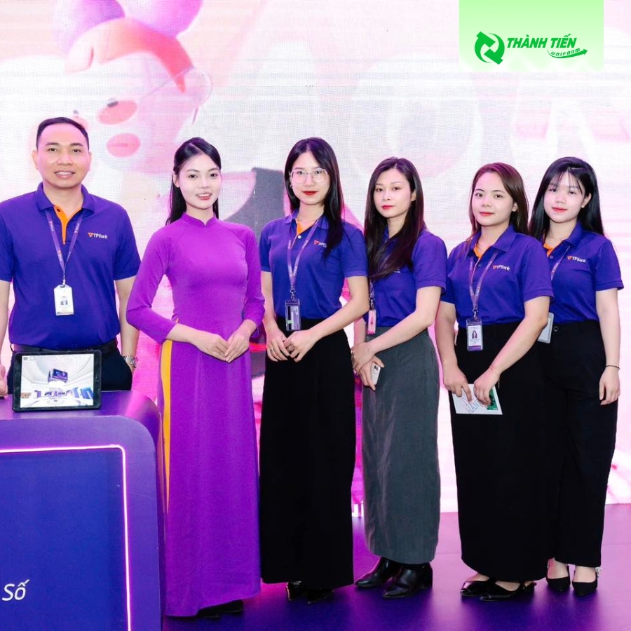 Áo đồng phục màu tím thể hiện bản sắc thương hiệu ấn tượng