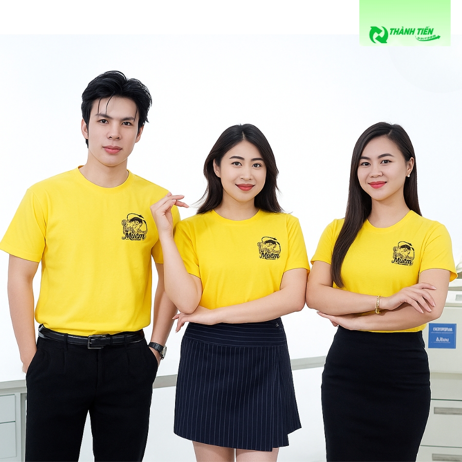 Áo thun cổ tròn màu vàng là kiểu dáng phổ biến nhất