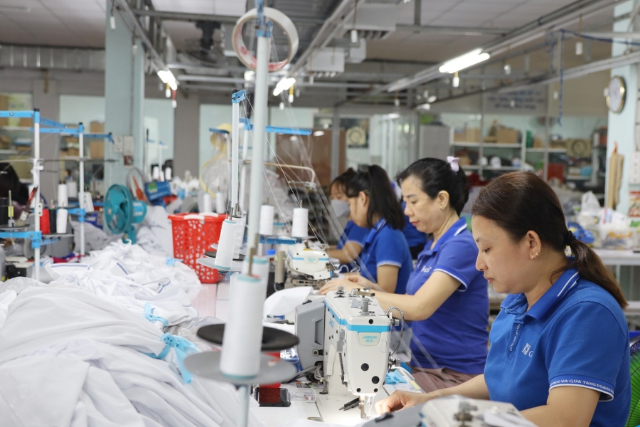 may dong phuc quan 7 6