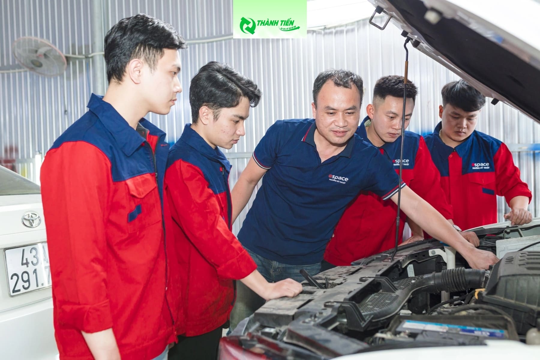 Vai trò của đồng phục gara ô tô đối với nhân viên kỹ thuật