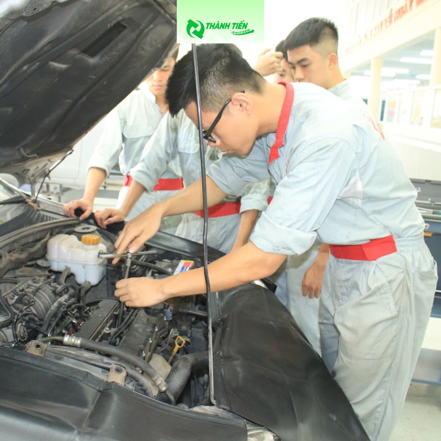 Ao dong phuc gara o to 8