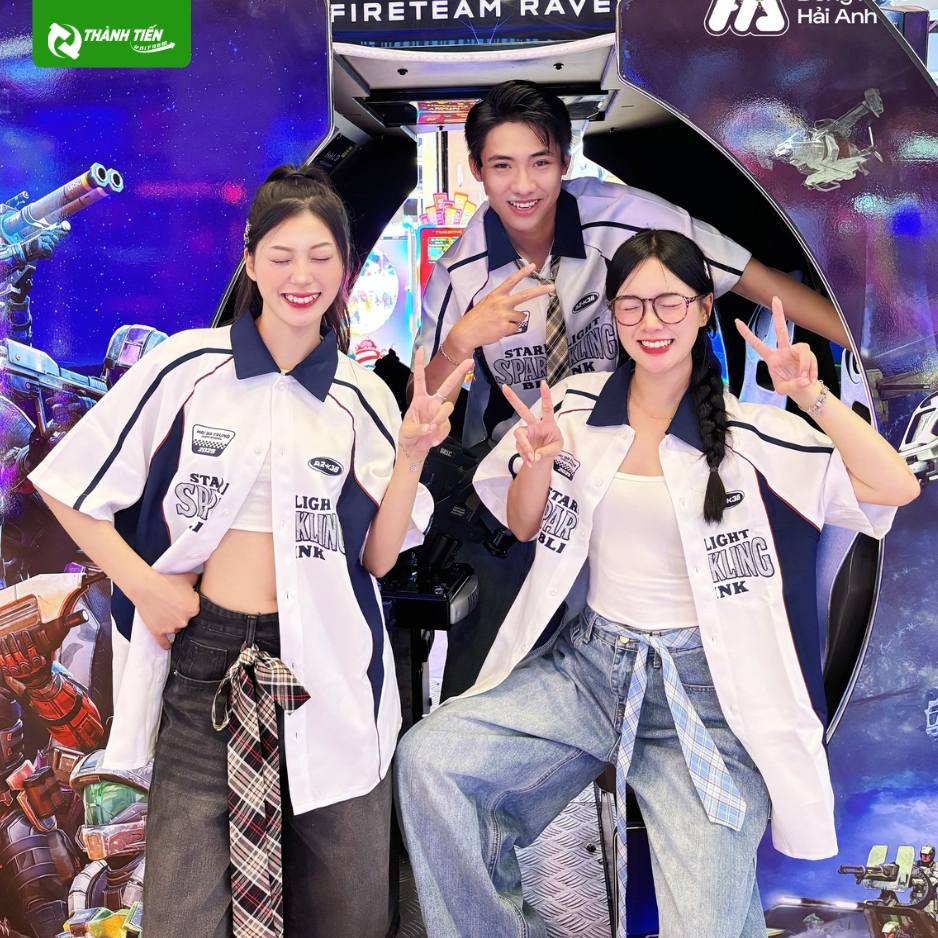 Mẫu áo lớp sơ mi màu trắng với những họa tiết màu sắc nổi bật, hút mắt