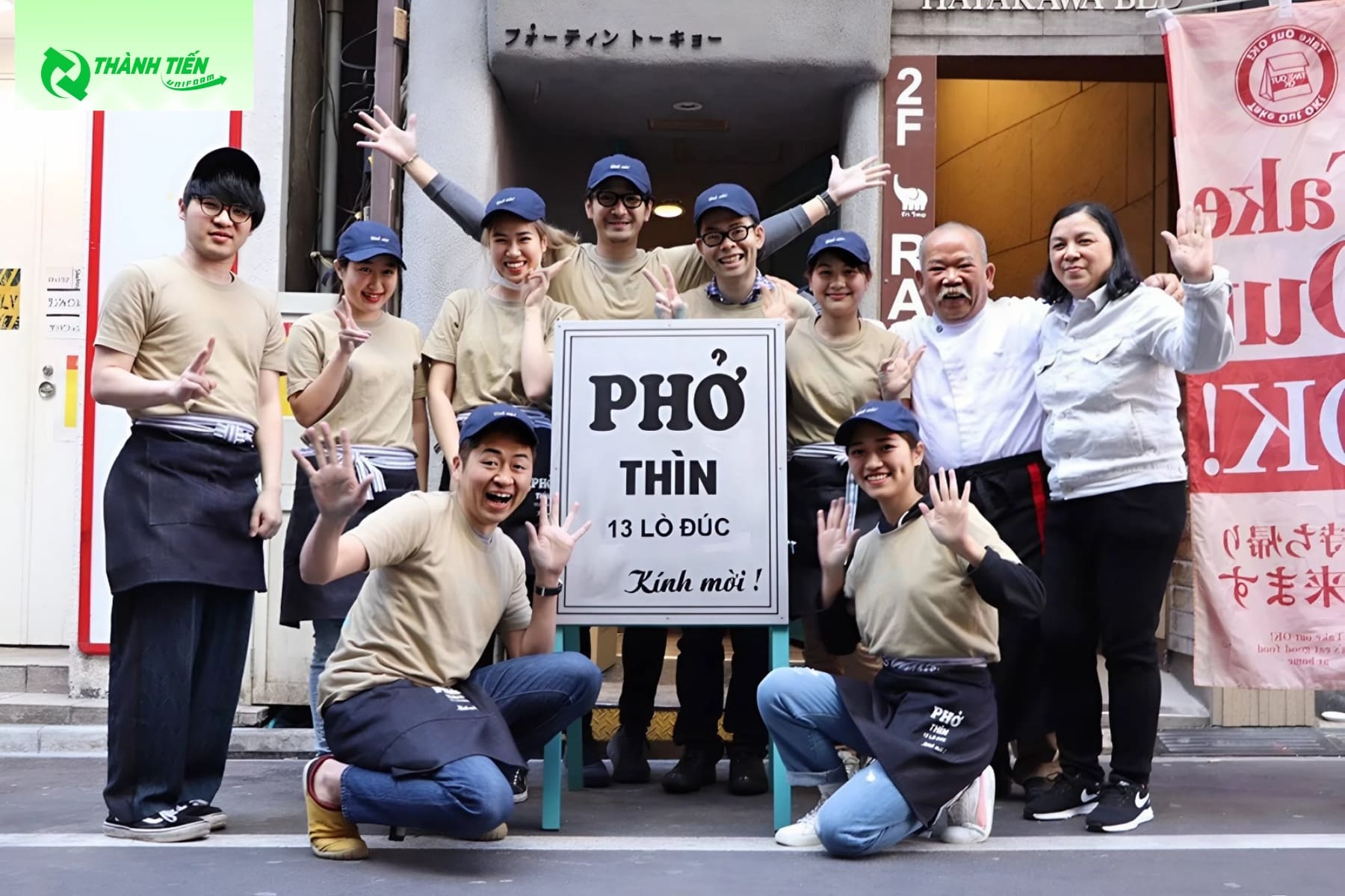 Mẫu áo thun cổ tròn kết hợp với nón combo đồng phục quán phở hiện nay