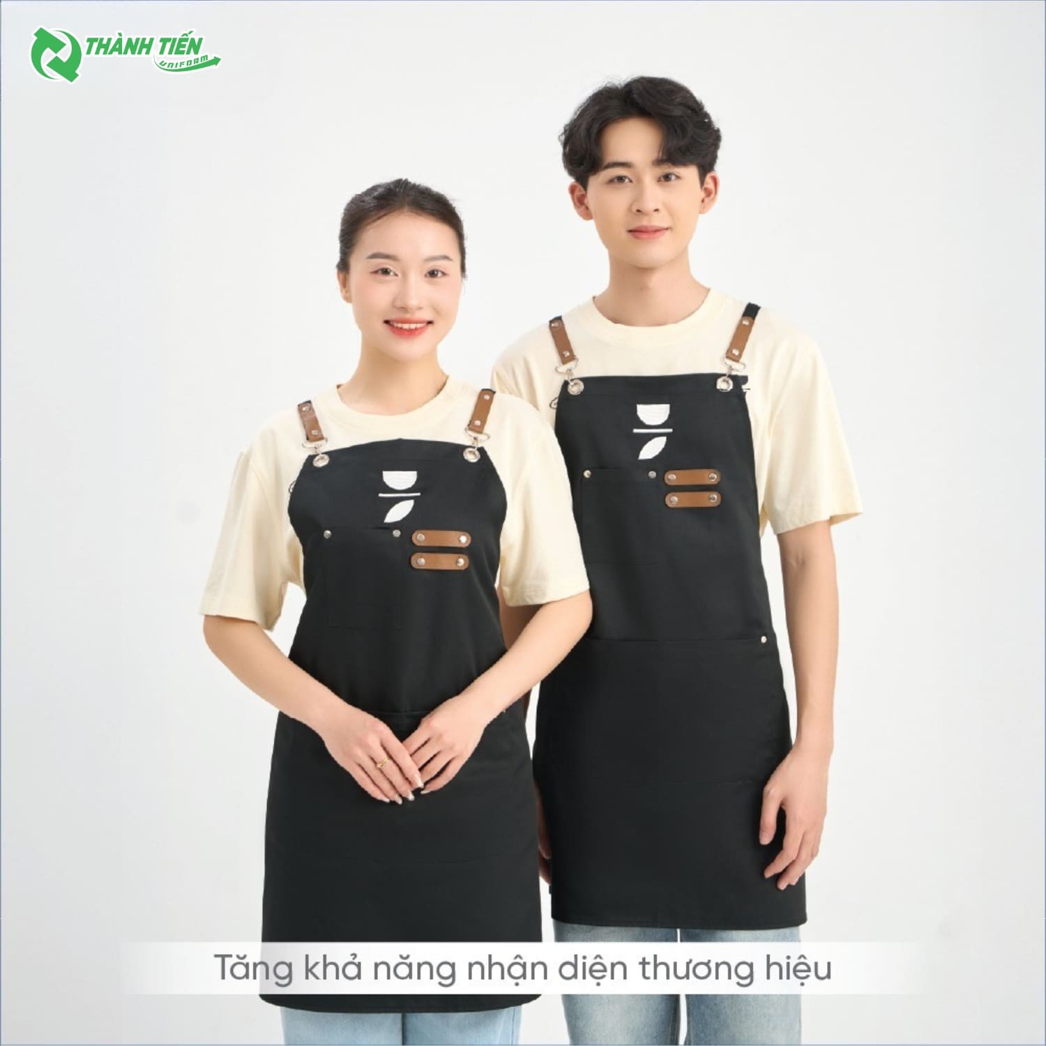 Tạp dề bếp màu đen có khả năng che vết bẩn