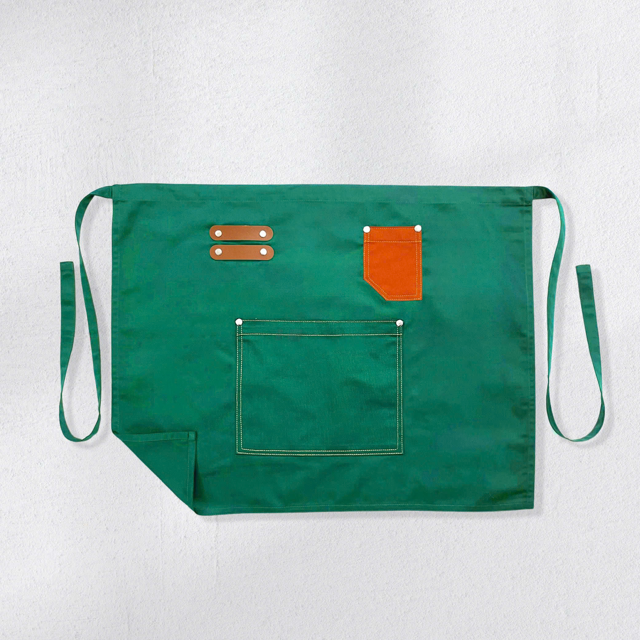 Mẫu tạp dề ngang hông màu xanh lá có túi 